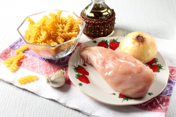 Ингредиенты для приготовления макарон с курицей в мультиварке