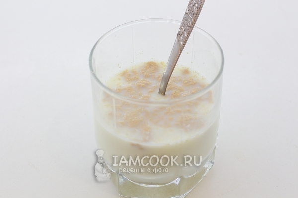 Положить в молоко дрожжи и сахар