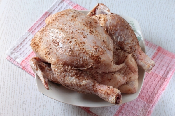 Тушка курицы в приправах