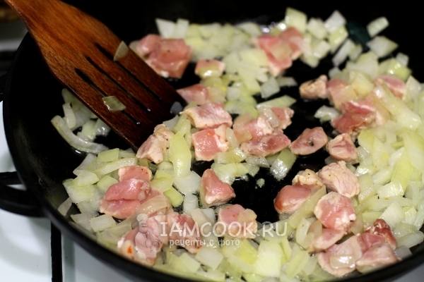 Поджарить мясо с луком