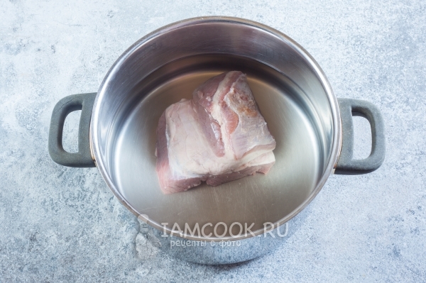 Положить мясо в кастрюлю с водой