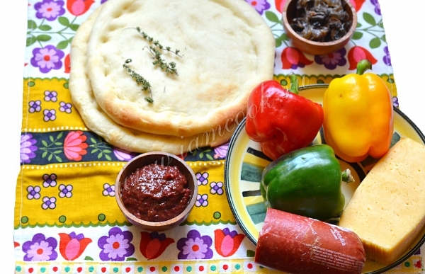 Ингредиенты для пиццы со сливовым соусом