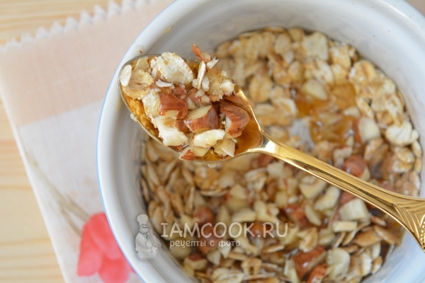 Соединить хлопья, орехи и мед