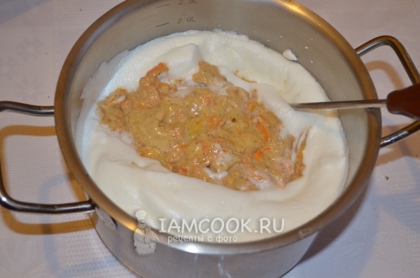 Ввести взбитые белки