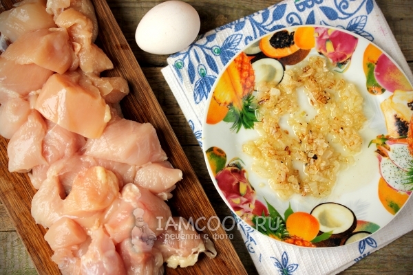 Нарезать мясо и обжарить лук