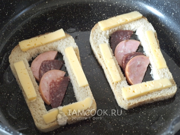 Выложить на сковороду хлеб с колбасой и сыром
