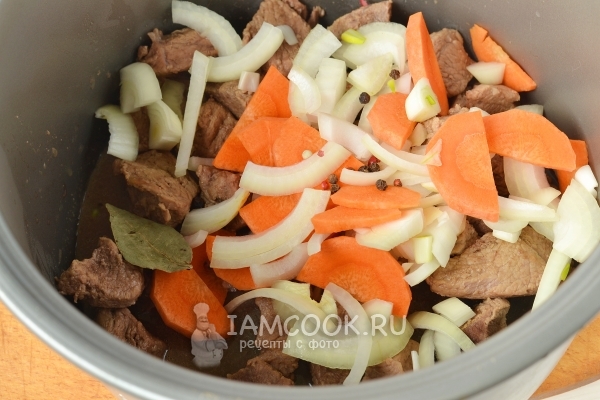 Положить овощи и специи