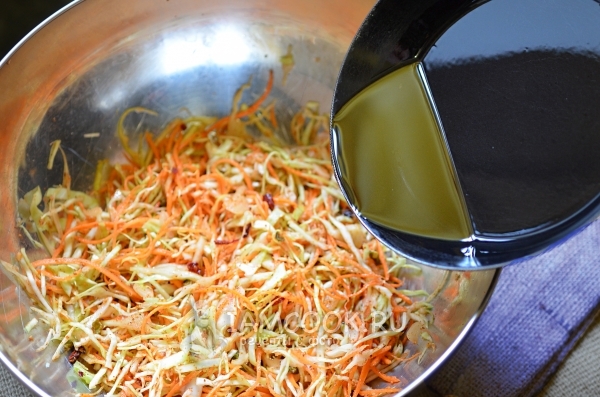 Влить масло