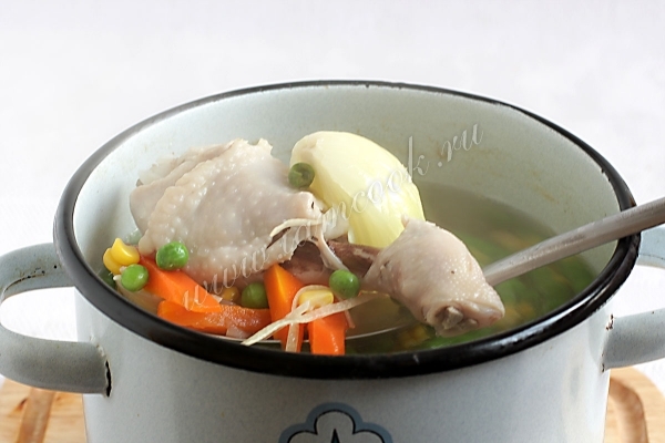 Фото супа с лапшой и горошком на курином бульоне