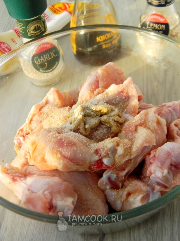 Положить горчицу, соевый соус, специи и масло