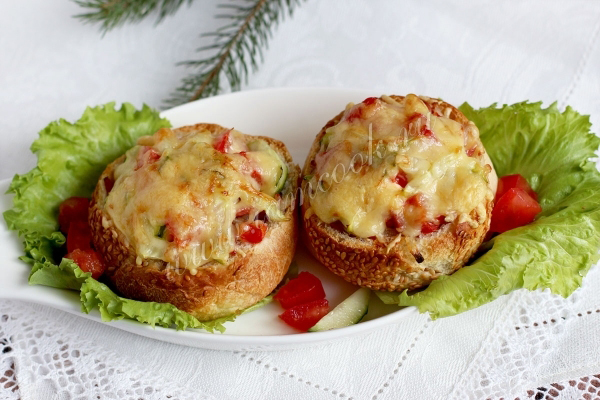 Салат в булочках