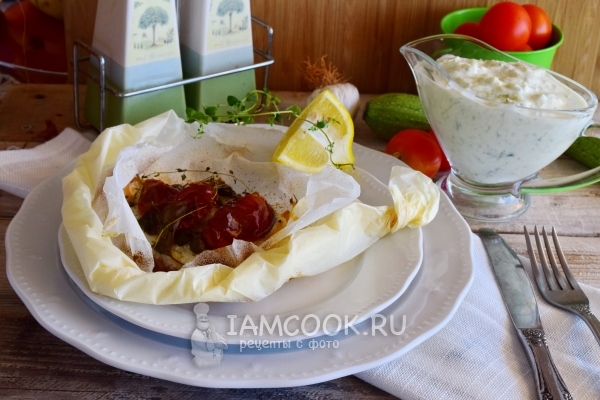 Фото рыбного стейка на подушке из овощей в пергаменте