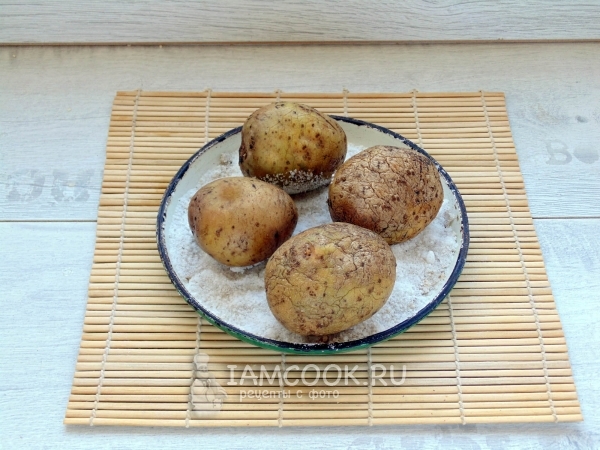 Положить картофель на соль