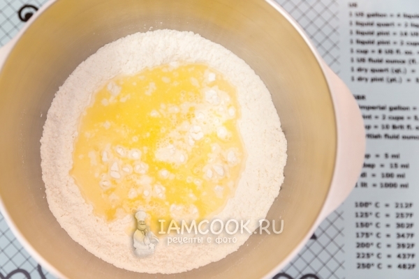 Соединить сливочное масло с мукой