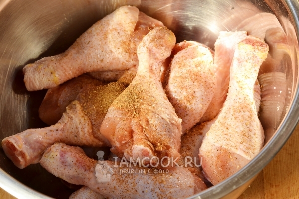 Натереть курицу специями