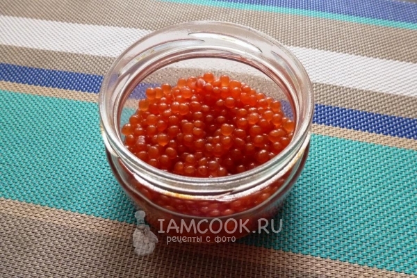 Переложить икру в банку