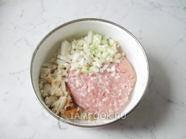 Положить батон с луком к фаршу