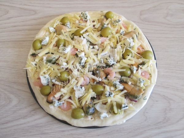 Добавить тертый сыр