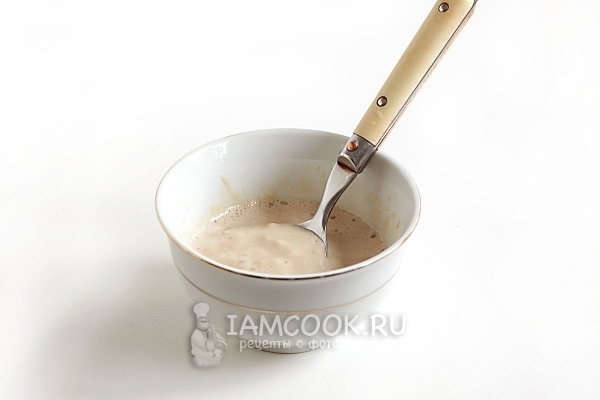 Смешать дрожжи, сахар и молоко