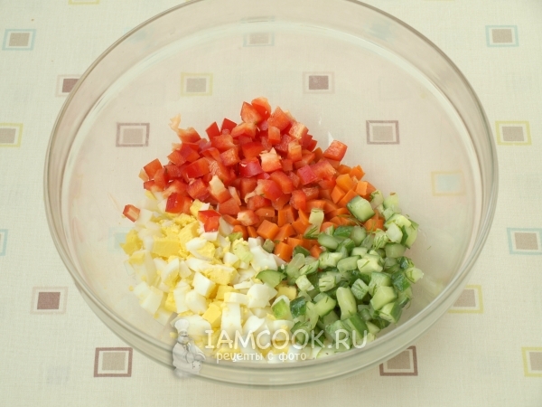 Положить огурец и перец