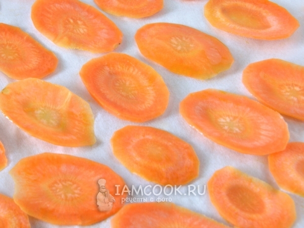 Выложить морковь на пергамент