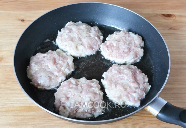 Пожарить котлеты