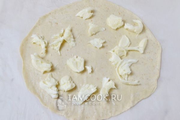 Положить на тесто сыр