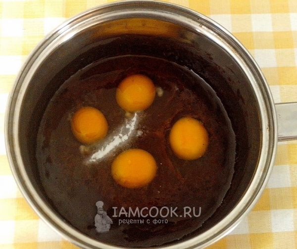 Добавить яйца и соду