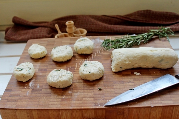 Нарезать тесто