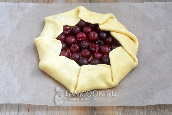 Уложить на тесто вишню
