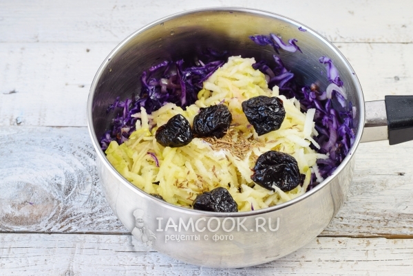 Положить чернослив