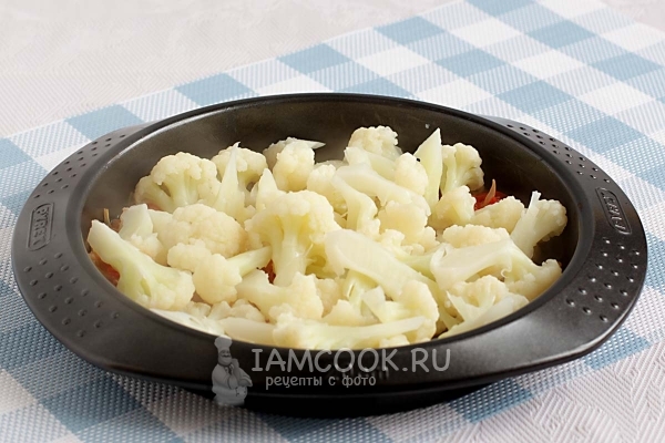 Выложить овощи в форму