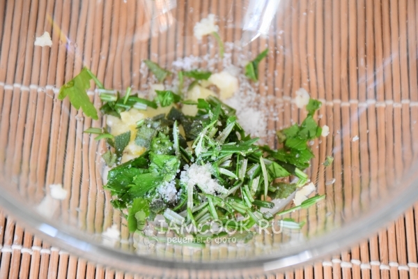 Смешать зелень, соль и чеснок