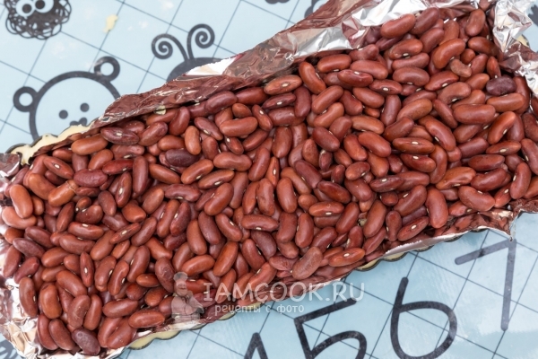 Положить на тесто фасоль