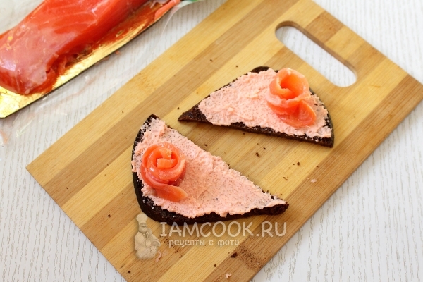 Положить красную рыбу