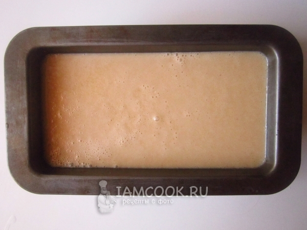 Перелить сметанную массу в форму