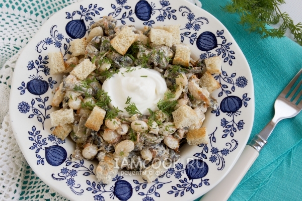 Фото салата с фасолью, грибами и сухариками