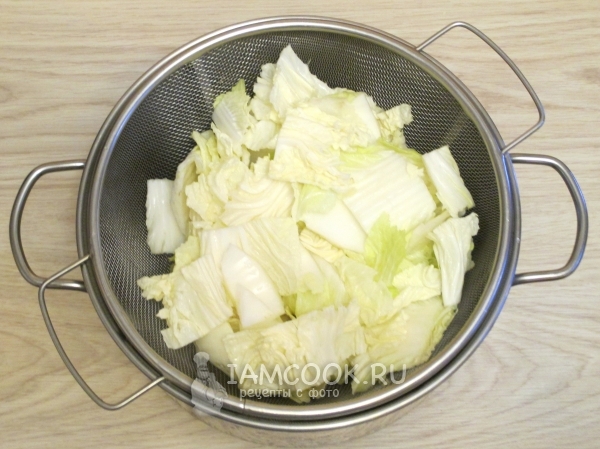 Промыть пекинскую капусту