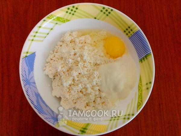 Положить яйцо и сметану