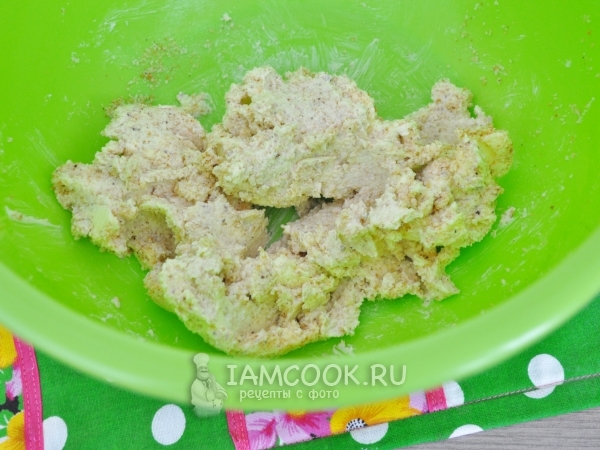 Смешать масло, сахар и бисквитную крошку