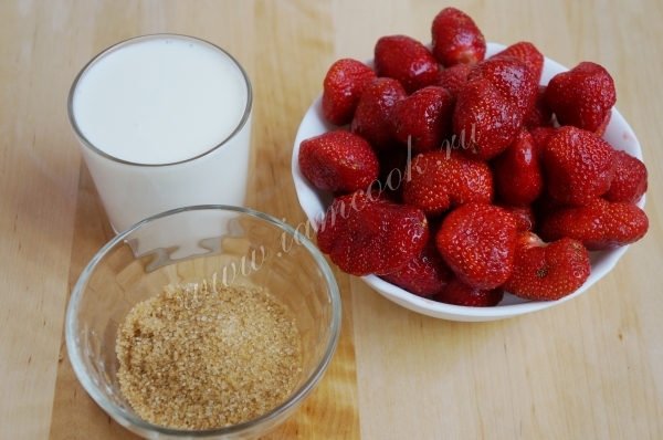 Ингредиенты для коктейля со сливками и клубникой