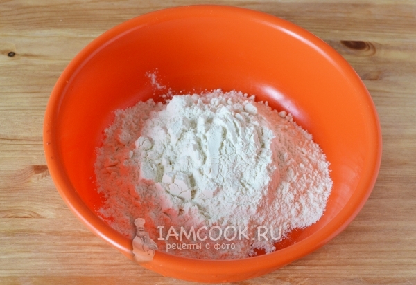 Всыпать в миску муку