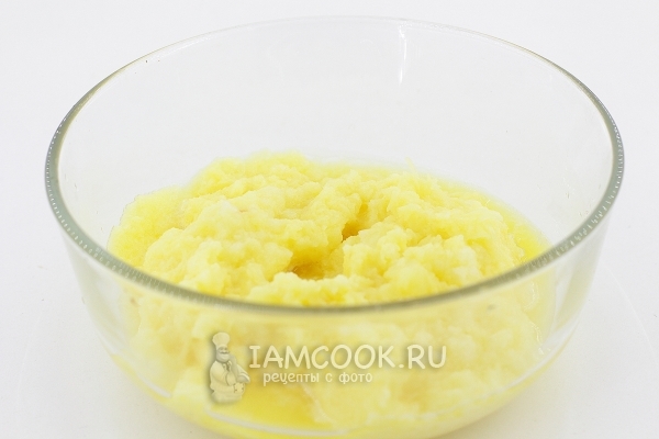 Натереть картофель и лук на терке