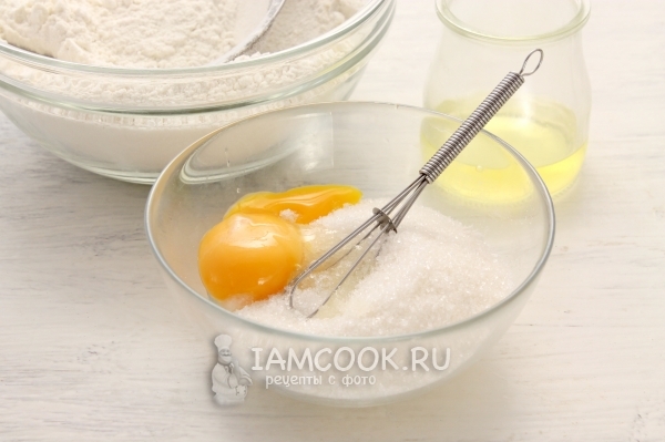 Соединить яйца с сахаром