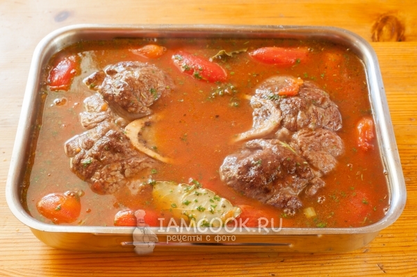 Перелить томатный соус в форму