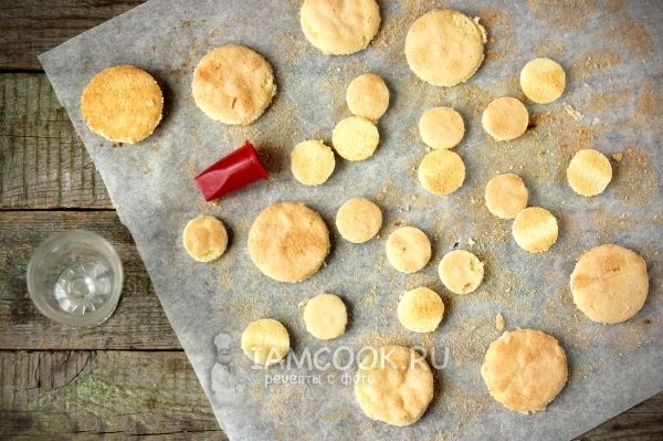 Вырезать из бисквита кружочки