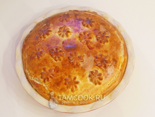 Готовый пирог с яйцом и зеленым луком