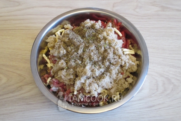 Добавить хлеб и специи