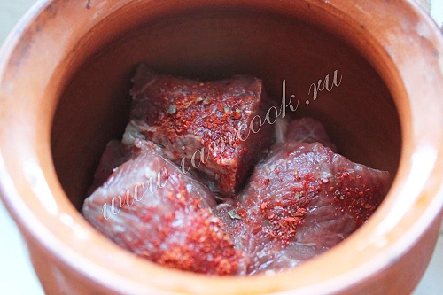 Мясо в горшочках