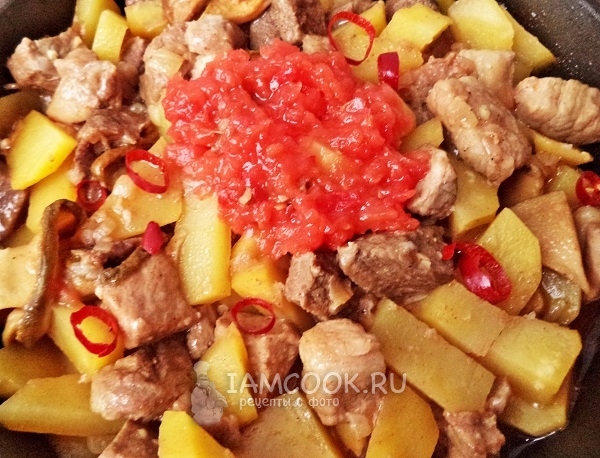 Добавить соус и перец